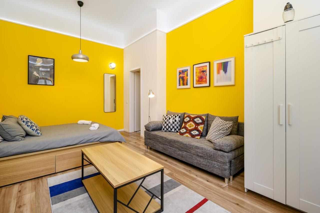Apartment Stylish Yellow In The Heart Of Budapest