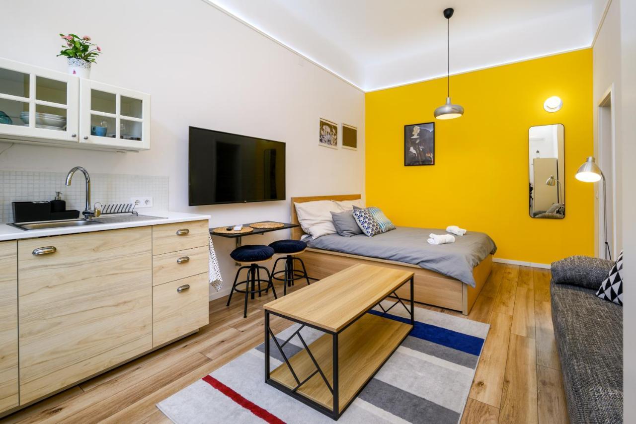 Apartment Stylish Yellow In The Heart Of Budapest