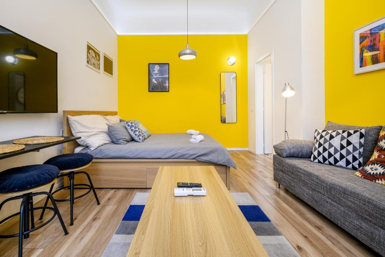 Apartment Stylish Yellow In The Heart Of Budapest