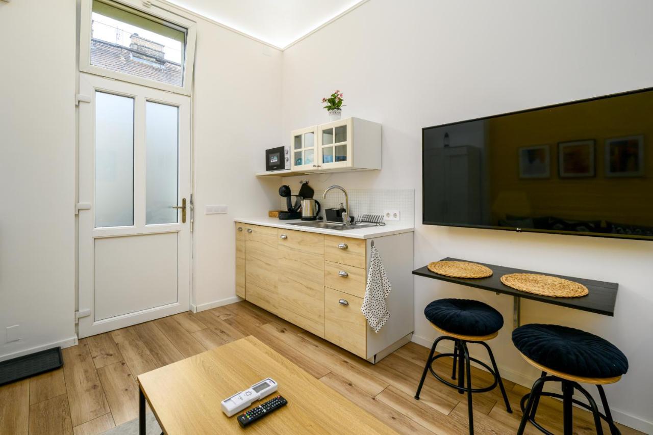 Apartment Stylish Yellow In The Heart Of Budapest